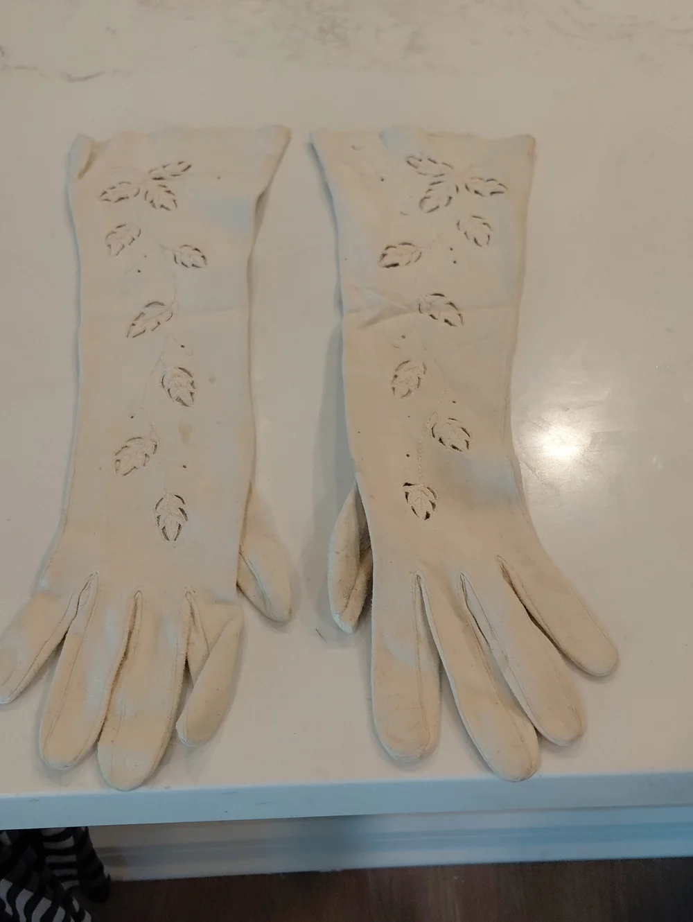 VINTAGE Classic Cream Long Women's Gloves with Leaf Cutout Design